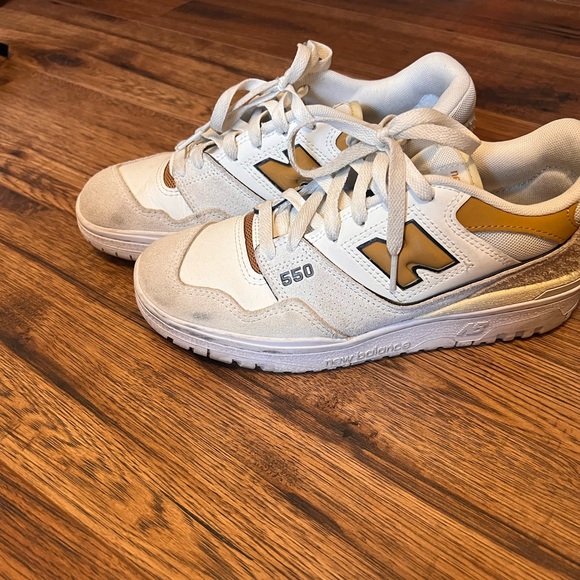 New Balance 550 in Cream and Gold - Picture 5 of 9
